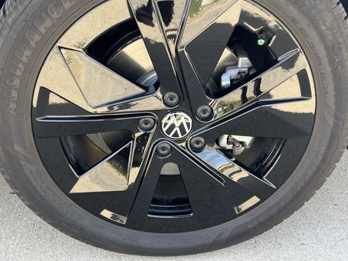 Used 2025 Volkswagen Taos SE image 12