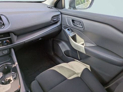 Used 2024 Nissan Rogue S FWD image 17