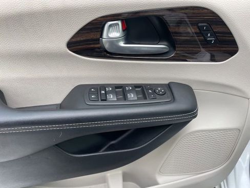 Used 2024 Chrysler Pacifica Limited FWD image 12