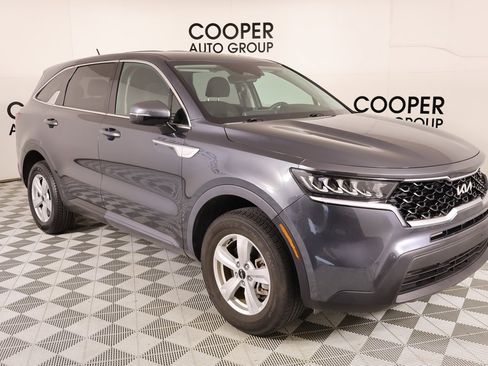 Used 2023 Kia Sorento LX image 1