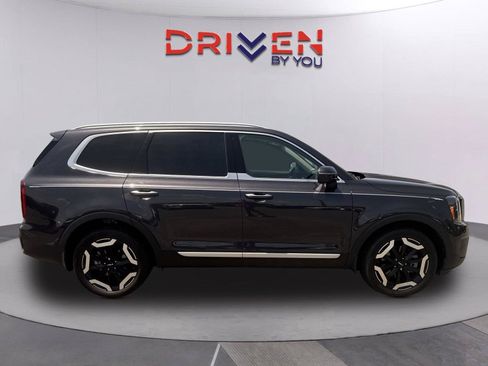 Used 2025 Kia Telluride S FWD image 3