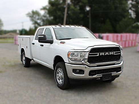 Used 2024 RAM 2500 Tradesman w/ Chrome Appearance Group AWD/4WD image 2