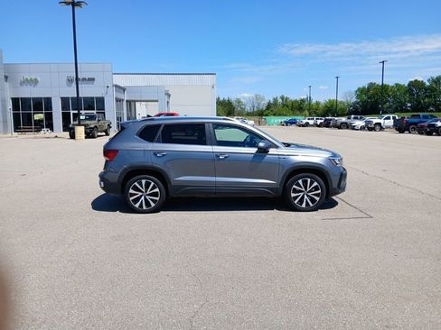 Used 2024 Volkswagen Taos SE image 9