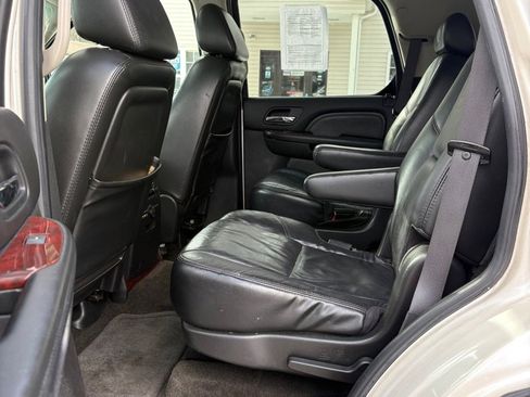 Used 2007 Cadillac Escalade LUXURY w/ Information Package image 10