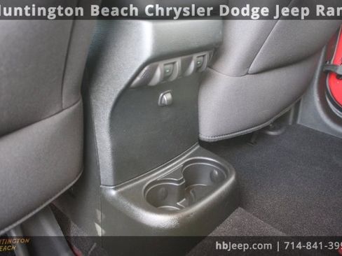 Used 2017 Jeep Wrangler Unlimited Rubicon w/ Connectivity Group image 30