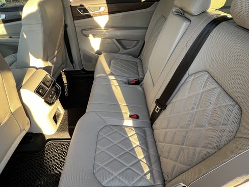 Used 2025 Volkswagen Atlas SEL Premium R-Line image 32