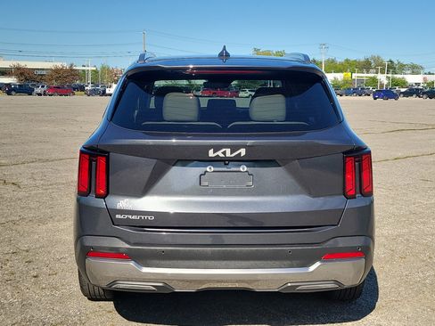 Used 2024 Kia Sorento S w/ Panoramic Sunroof Package FWD image 6