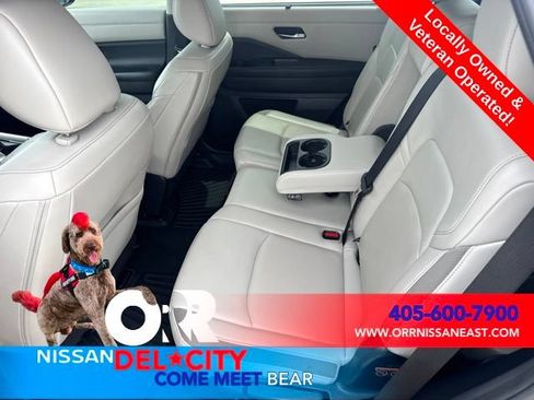 Used 2023 Nissan Pathfinder SL AWD/4WD image 11