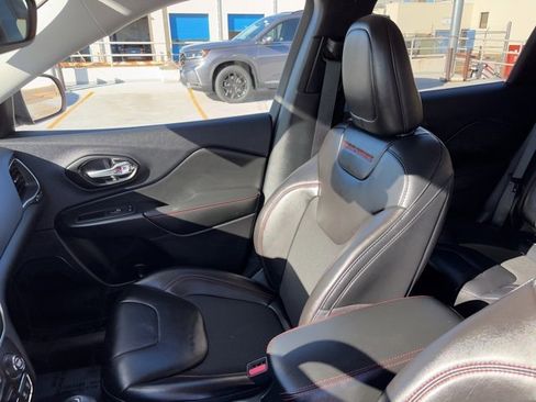 Used 2021 Jeep Cherokee Trailhawk image 14