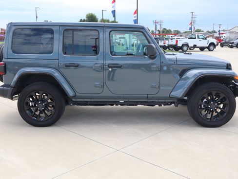 Used 2025 Jeep Wrangler Unlimited Sahara w/ Safety Group AWD/4WD image 4
