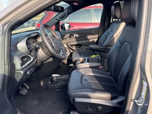 Used 2025 Chrysler Pacifica Select image 7