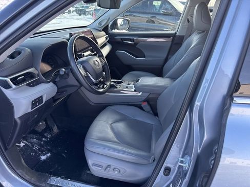 Used 2023 Toyota Highlander Limited image 8