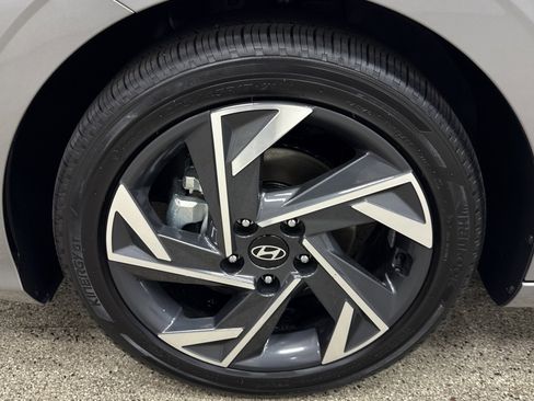 Used 2025 Hyundai Elantra Limited image 2