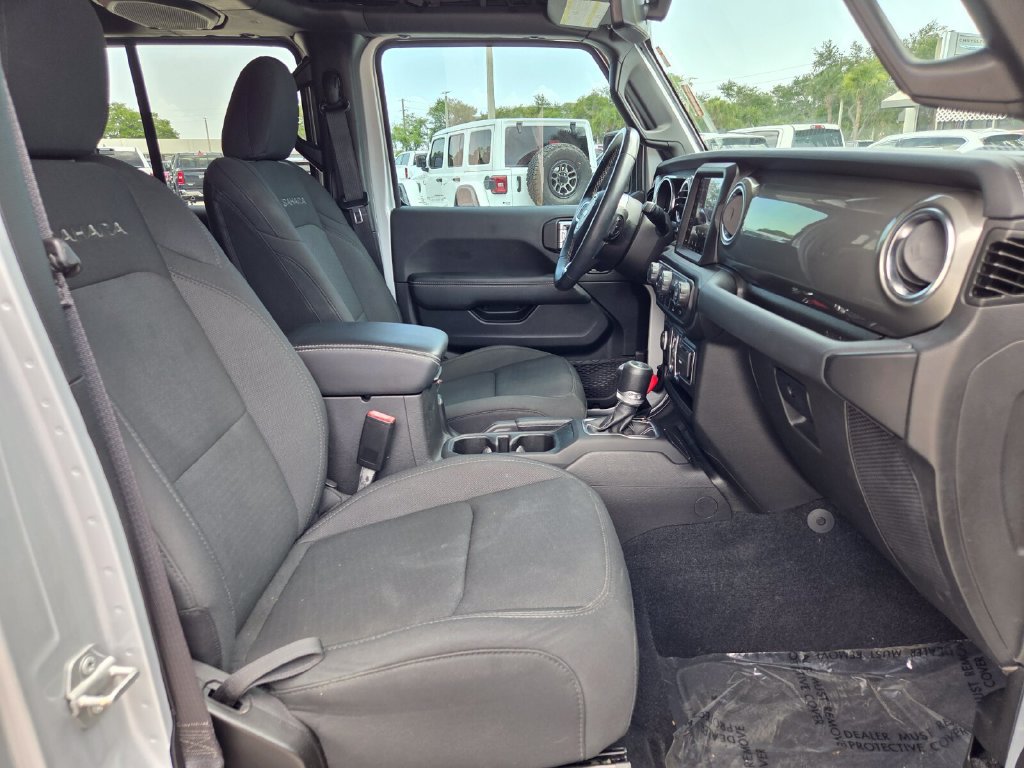 Used 2022 Jeep Wrangler Unlimited Sahara AWD/4WD image 17