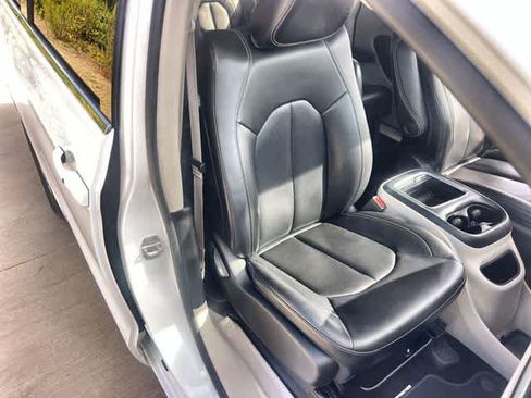 Used 2023 Chrysler Pacifica Touring-L FWD image 12