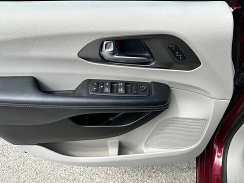 Used 2023 Chrysler Pacifica Touring-L AWD/4WD image 23