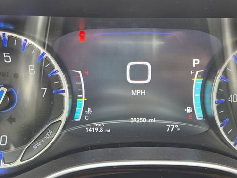 Used 2024 Chrysler Pacifica Limited FWD image 17