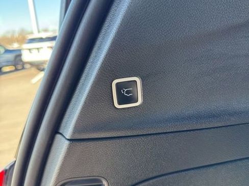 Used 2025 Chrysler Pacifica Select image 17