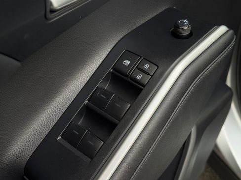 Used 2023 Toyota Highlander XLE image 5