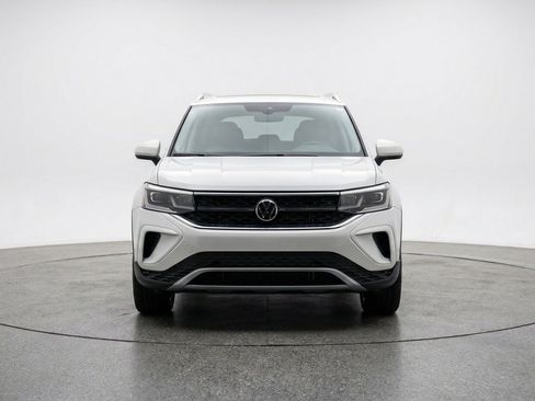 Used 2025 Volkswagen Taos SE FWD image 2