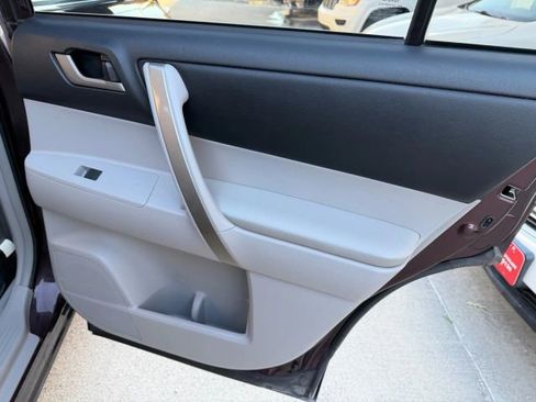 Used 2011 Toyota Highlander SE image 38