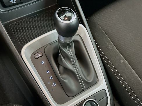 Used 2025 Hyundai Venue SEL image 24