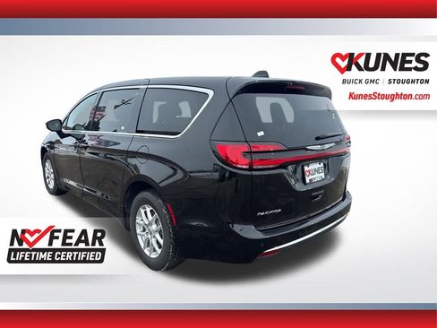 Used 2025 Chrysler Pacifica Select image 9