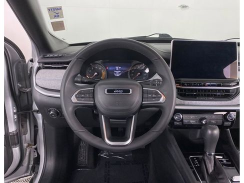 Used 2024 Jeep Compass Latitude image 4