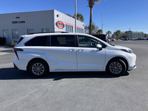 Used 2025 Toyota Sienna XLE image 6