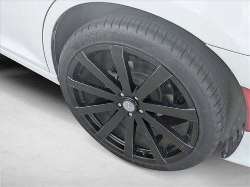 Used 2018 Chrysler 300 Touring L RWD image 21