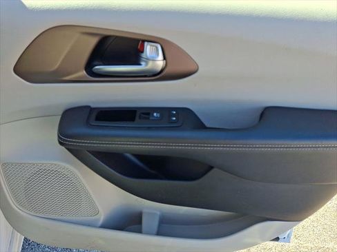 Certified 2023 Chrysler Voyager LX image 10