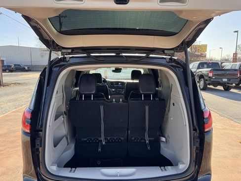 Used 2023 Chrysler Pacifica Touring-L image 7