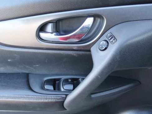 Used 2016 Nissan Rogue S image 8