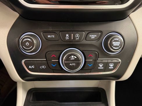 Used 2020 Jeep Cherokee Limited FWD image 28