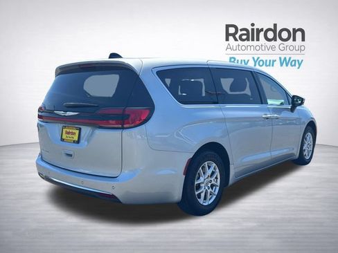 Used 2023 Chrysler Pacifica Touring-L FWD image 7