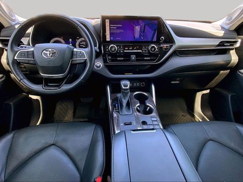 Used 2023 Toyota Highlander Limited FWD image 15