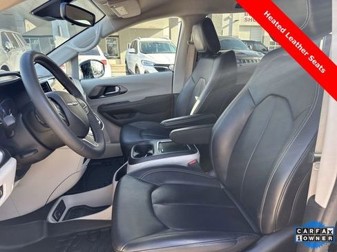 Used 2024 Chrysler Pacifica Touring-L image 18