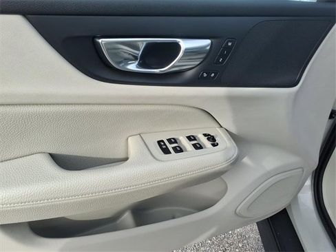 Used 2021 Volvo V60 T5 Cross Country image 10