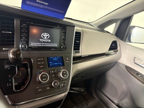 Used 2018 Toyota Sienna XLE w/ XLE Navigation Package image 18