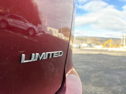 Used 2017 Chrysler Pacifica Limited image 34