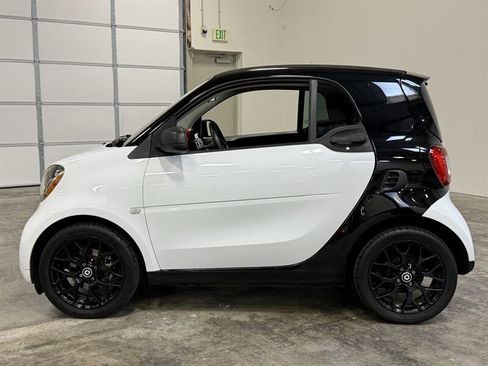 Used 2017 smart fortwo pure RWD image 5