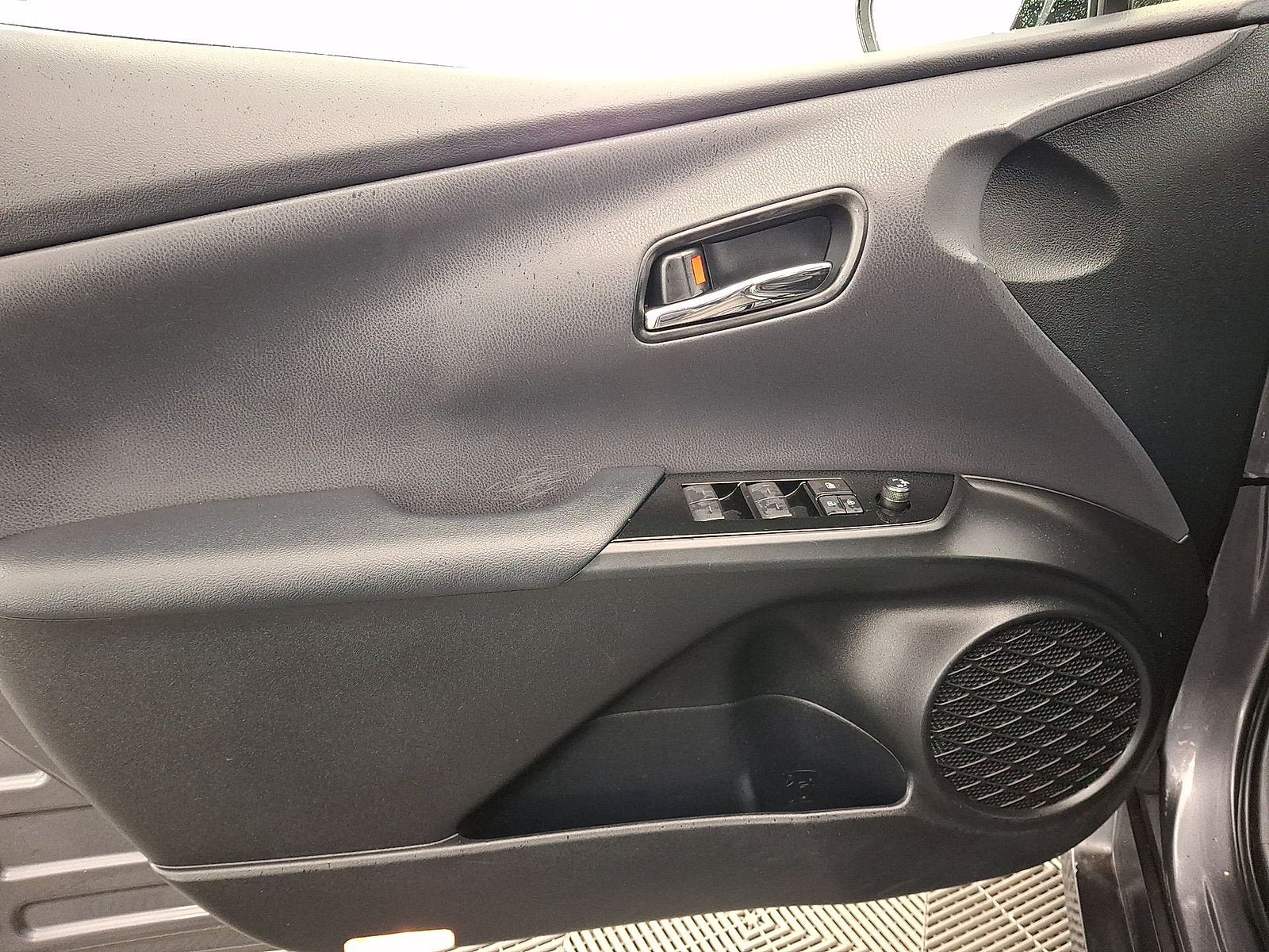 Used 2020 Toyota Prius Prime XLE FWD image 2