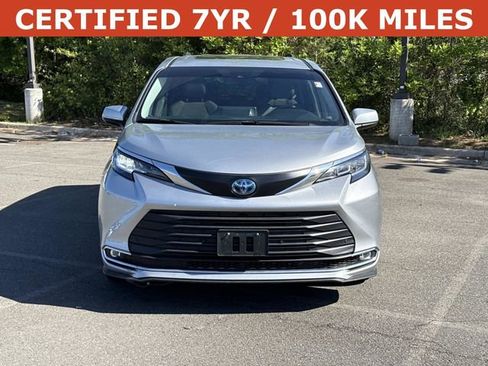 Used 2023 Toyota Sienna XLE FWD image 6