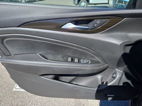 Used 2018 Buick Regal Essence w/ Driver Confidence Package #1 AWD/4WD image 17
