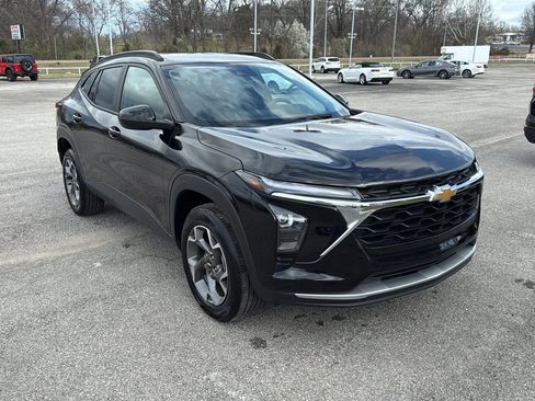 Used 2025 Chevrolet Trax LT FWD image 7