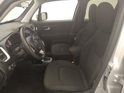 Used 2020 Jeep Renegade Latitude FWD image 17