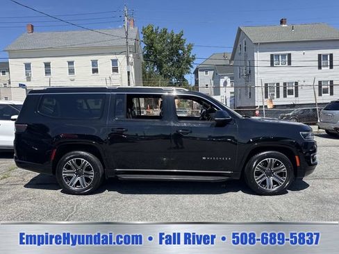Used 2024 Jeep Wagoneer L Series II w/ Flexible Seating Group AWD/4WD image 3