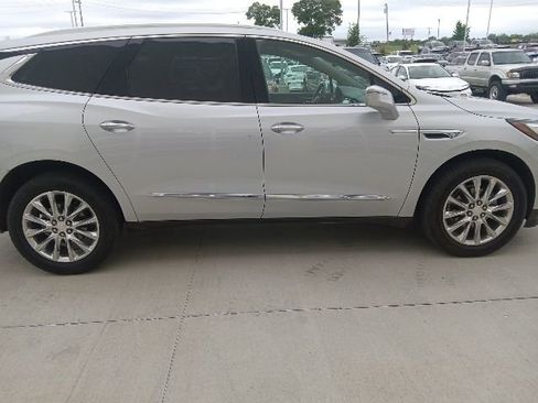 Used 2019 Buick Enclave Essence FWD image 2