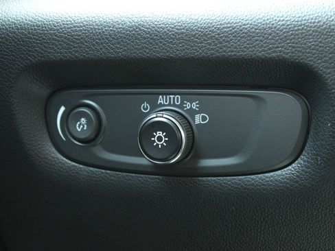 Used 2023 Chevrolet Traverse LT FWD image 31