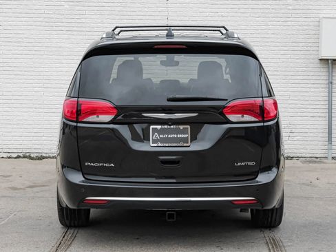 Used 2018 Chrysler Pacifica Limited image 8